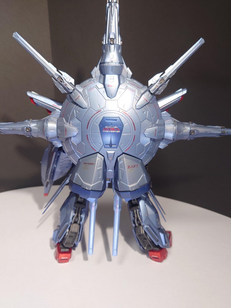 背部の巨大なドラグーンプラットフォームも複雑なディティールとメッキデカールにより情報量抜群です…メッキデカール貼りは地獄でした(笑)