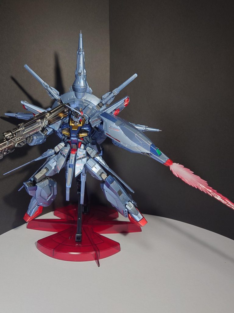 大型ビームソードは根元をホワイト、周りをメタリックレッドで塗装してますめちゃくちゃ長いので写真に収まりきらないです