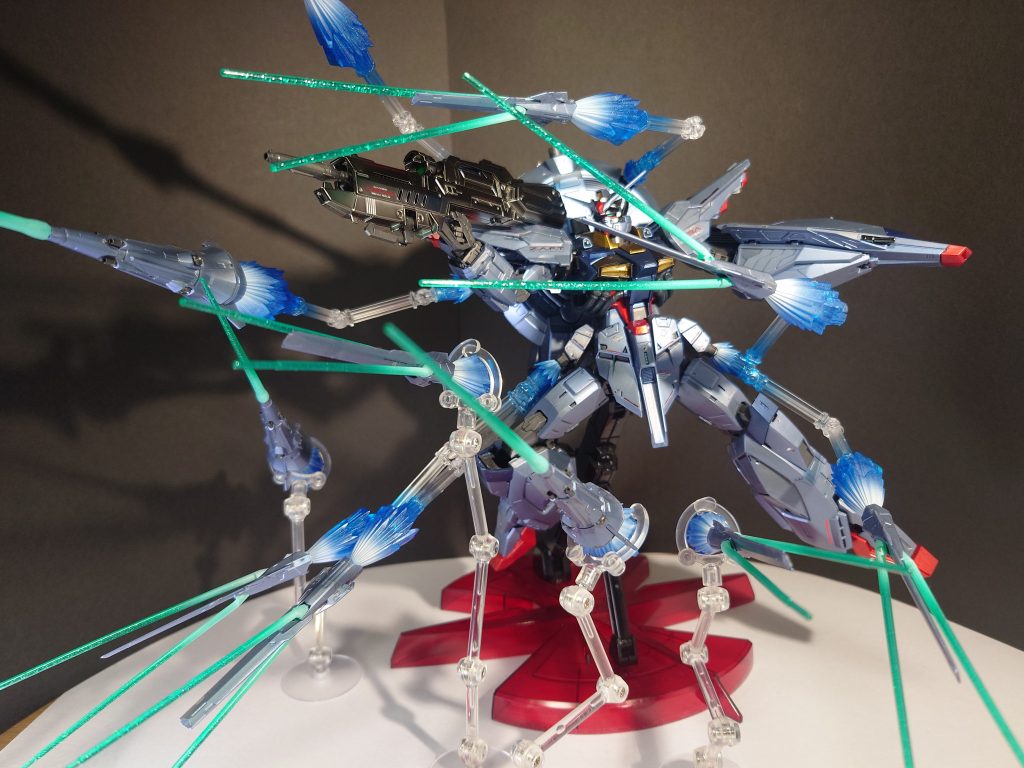 ドラグーンのビームエフェクトも他と同じように塗装してますこのビームエフェクト保持力が弱く、全数取り付けようとしてるとポロポロ取れてきます(笑)