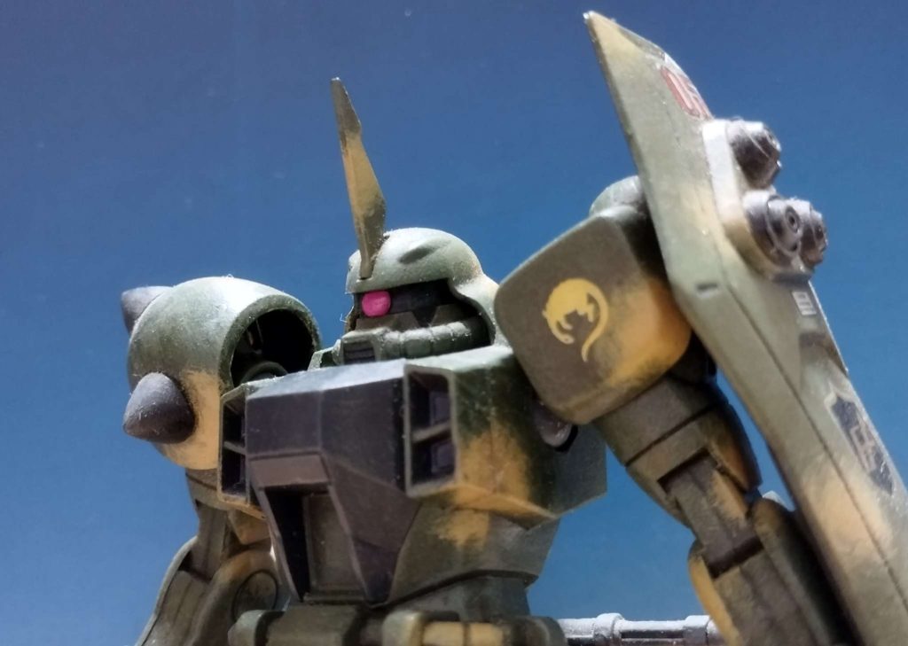 シールドのスパイクはオミットして代わりに接近戦用の鉄鋼焼夷弾を内蔵しているという俺設定です