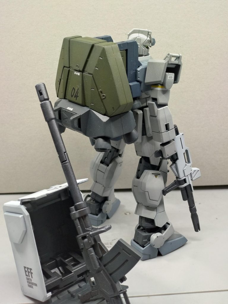 パラシュートパックやコンテナも作り込んでいるので、後ろ姿が映えますね。少し見返り気味の画なので色気を感じます。