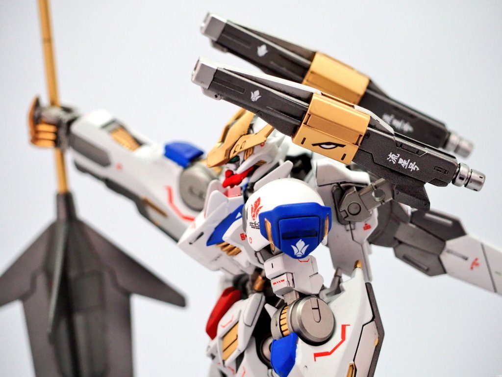 レールキャノンはフラウロスの予備という設定で流星号のエンブレムを貼りました塗料はホワイト部=クールホワイト+グレー少々ブルー部=ウルトラブルーにウルトラマリンブルーの重ね掛けレッド部=フレイムレッドにプレミアムレッドの重ね掛けゴールド部=クレオスリッチゴールド爪部=クレオスレッドゴールドフレーム部=スターブライトアイアンと一部にスーパーアイアンを使用しています