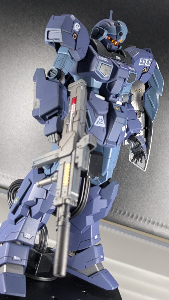 相変わらず、写真とポージングが下手で申し訳ないです・・・。スジ彫りを追加するだけでも本当にガンプラ自体の表情のようなものが大きく変わっていく様子は、作っている自分としても、愛着が湧く瞬間でした。塗装についても、スジ彫りを活かした塗装にするのか、それともベースカラーを活かしたものにするのかと新しい悩みができて嬉しかったです。