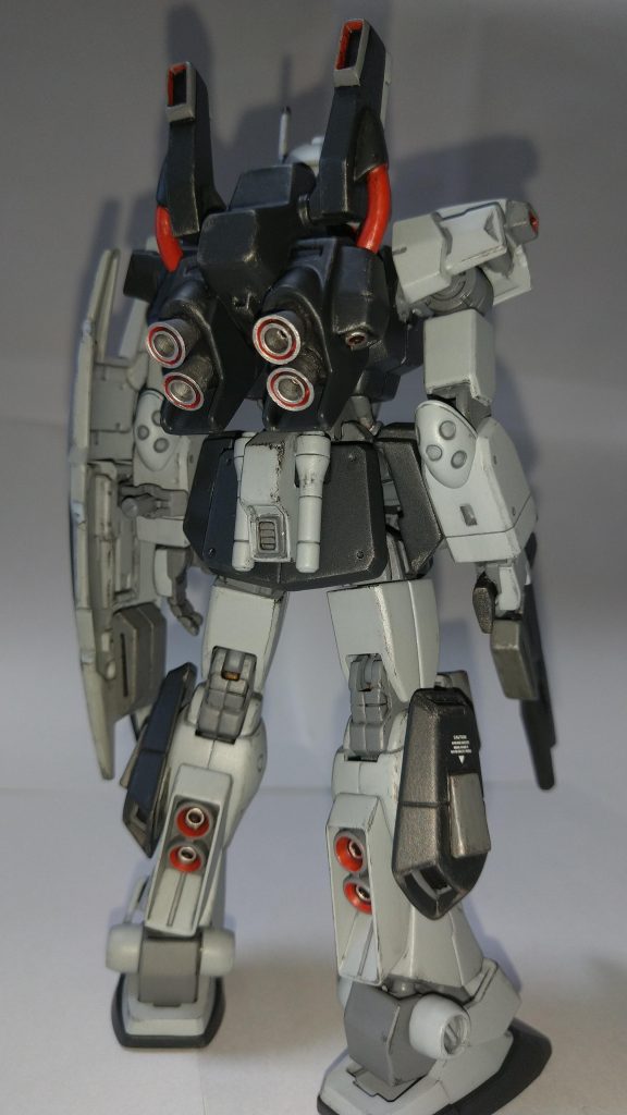 後ろ姿です。バックパックはマ-ク2タイプ。腰部に予備サ-ベル、追加のスラスター?シールド裏にエネルギーパック2個装備です。バックパック、ライフル等はH夫婦から大量に頂いたGFFです。ありがたや~。