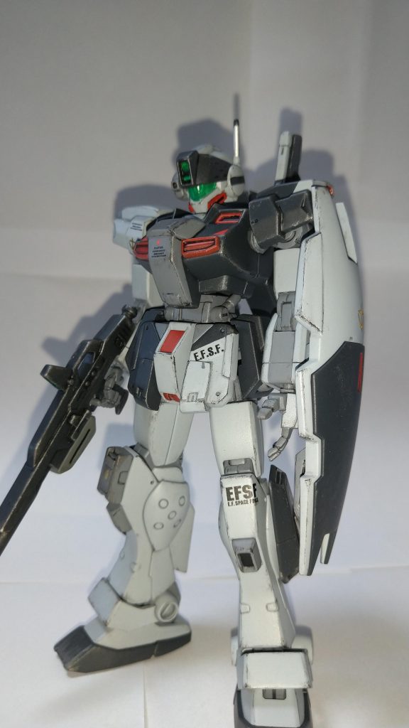 マ-ク2タイプのライフル装備。頭部右にバルカンポッド装備。膝部スラスター強化。ふくらはぎ横にスラスター追加です。腹部にシリンダー付けてみました。(ダミーだけど)首部、腹部ちょい延長、股間部の3軸ジョイントちょい延長、腕部の後ハメ等加工しました。