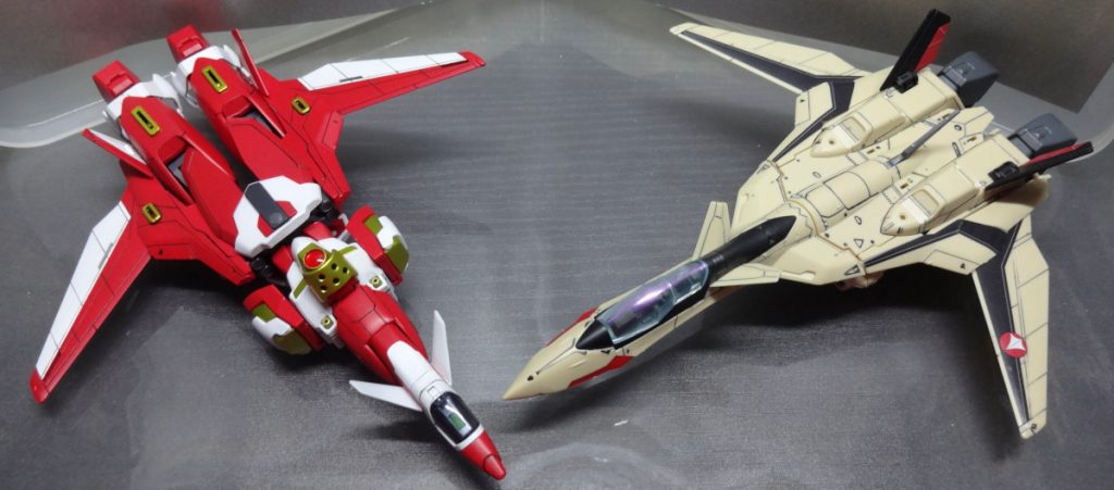 リスペクト元の一つであるYF-19(HG版)と。こちらのかわいこちゃんはジャンクショップで入手したものです。赤といえばVF-19改のイメージが先行しがちなところですが、YF-19やVF-19Aのほうがデザイン的に好きですね。個人的に至高のデザインです。リスペクト元のような複雑な変形は流石にできない(HGブランドでも差し替えですが)ので、上記の通り自分の方でも差し替えにてラインを整えてます。下半身の上から見て装甲で隠れる面積が大きい構成を差し替え無しで作れたのは個人的に満足。