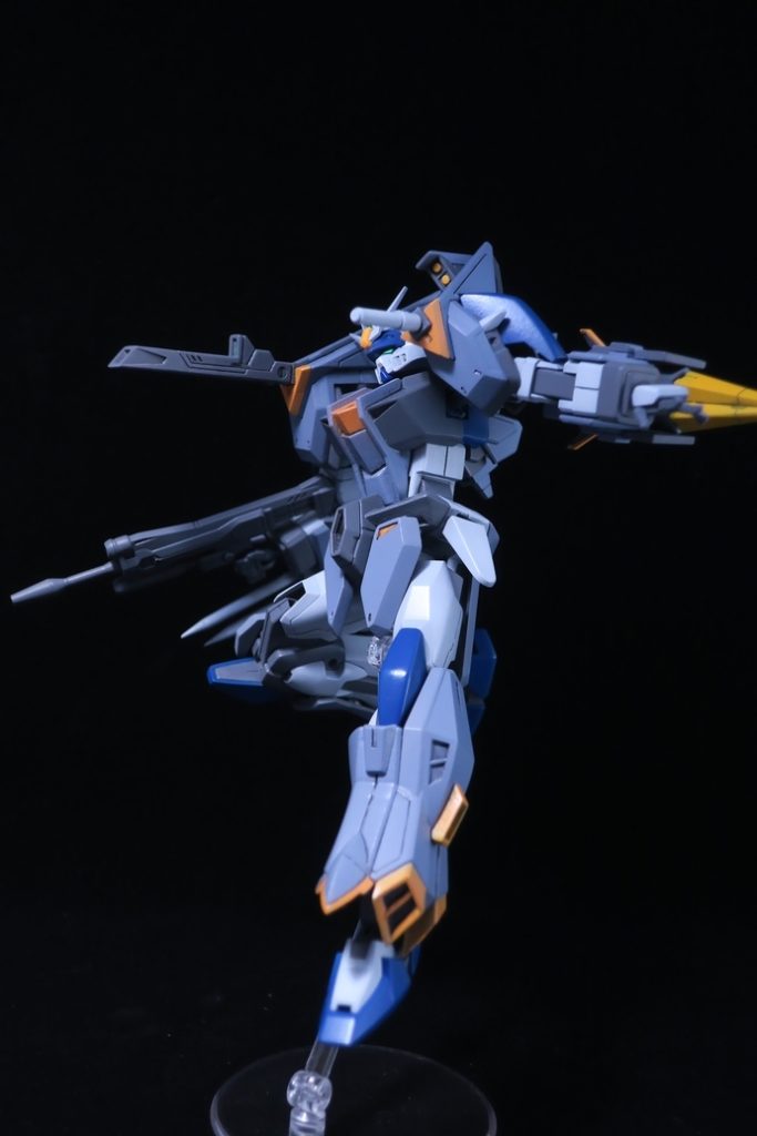 肩のギミックは差し替えなしで展開します。肩のライフルとサーベルは一応着脱可能です