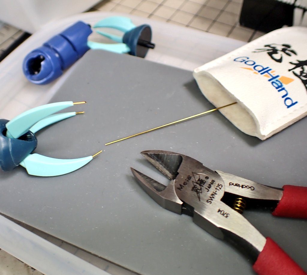 モノアイはジーレップにクリアパープルのレジンを盛って作りました。それに蛍光レッドも重ねてブラックライトで発光させています🔦