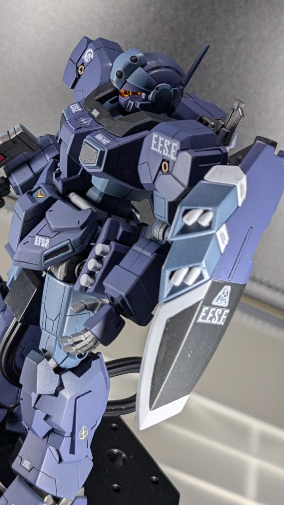 スジ彫りの際、失敗した場合は400番の紙やすりにて消えるか確認し、消えなかった場合は瞬間接着剤を流し乾いた後、400番→600番でヤスリがけをして修正しました。全体を通して、いろいろな部分にスジ彫りを追加しましたが、当初の目標通り、［ゆがみ等は少なく、直線的で、左右対称］は達成できたのではないかと思っています。