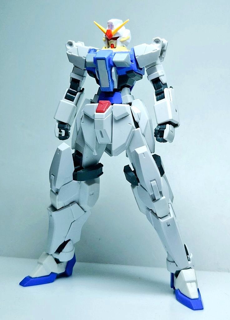 突然、ひらめいて直感そのままにガンダム頭へ。完成への兆しが見えた瞬間でした。