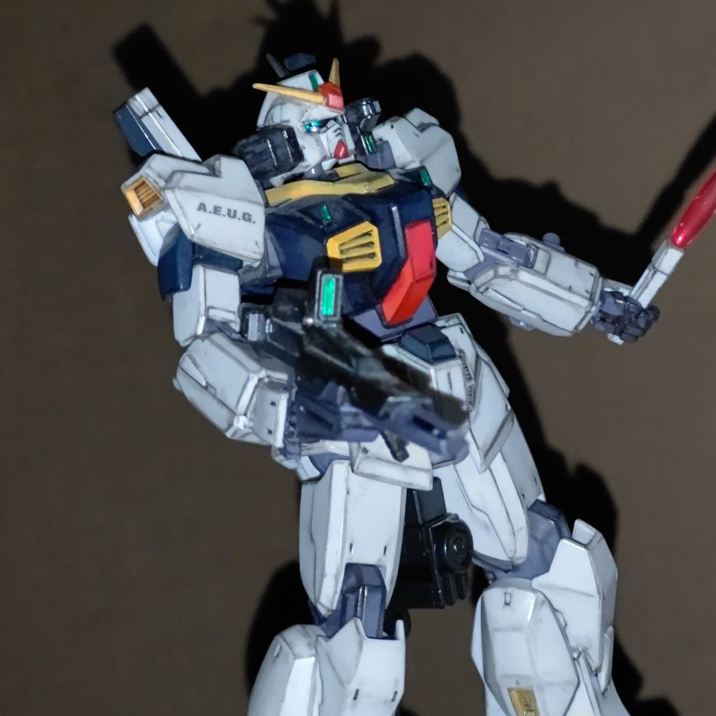 左手にビームサーベルを持ったガンダムMk−II😊オープニング曲であったやつの再現をしてみました😀