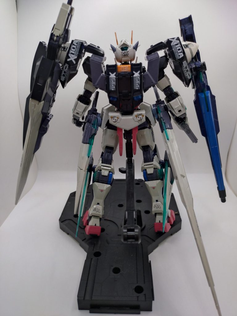 後ろからです。んでも、ダブルオーはソード系っぽい武器が多くて、こうやって見ると、他のガンダムとは違うタイプだな〜って感じます。