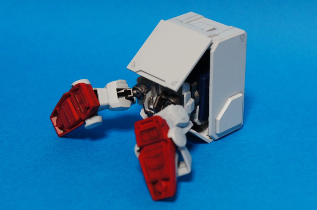 コンテナの中は暗くて怖いので注意(gundam-kao10)