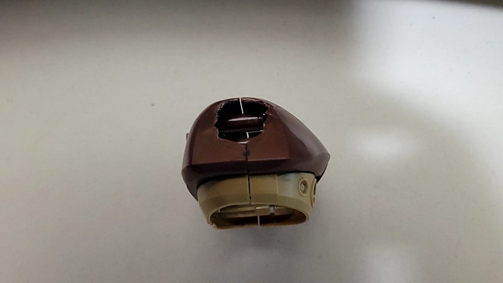 横にフリーダムの肩を出すための穴を開け