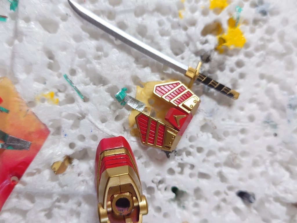 塗装もしかすると一番大変だった部分かもしれません…ラッカーと水性塗料とアクリジョンクリアーを使って塗り分けてます