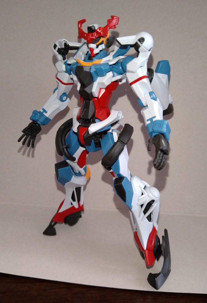 製作途中画像何も考えずにパーツをバラそうとしたら肘関節のリングパーツ(青い部分)が飛んで紛失しそうになりました。皆様も充分お気をつけて下さい。画像の状態はパテで肉抜きを埋めたくらいの段階です。