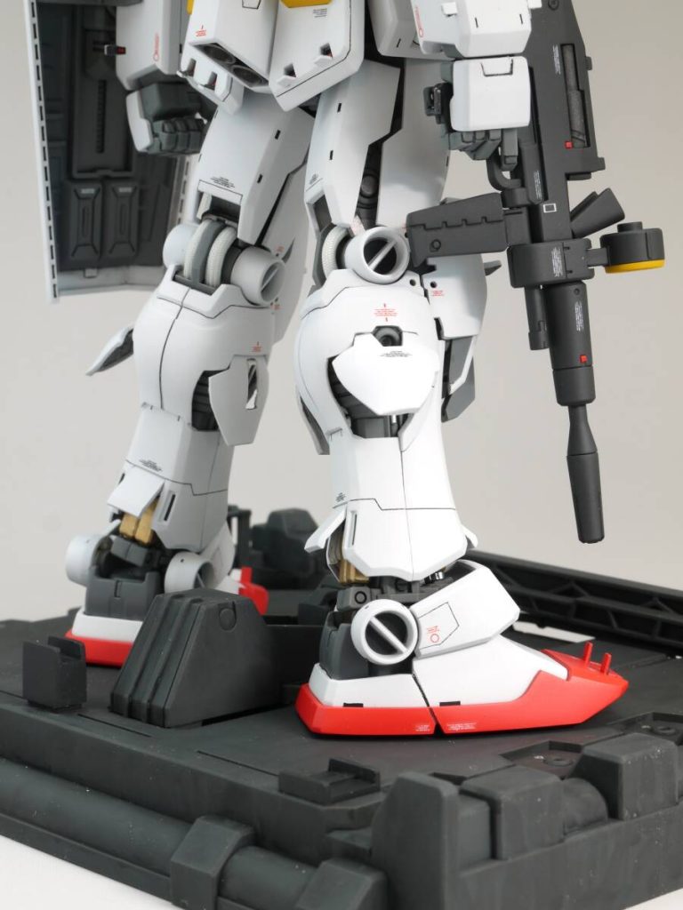 ふくらはぎはタガネである程度彫った後にエナメル溶剤を流し込んで割りました。エナメル割りは初めてやりましたが、作業が楽になりますね。スネ前後のハッチからのぞくとシリンダーがキラッと見えます。こちらはヒザのデカールが大変でした。ヒザの大ハッチ内にはVer.3.0で余ったマルイチモールドを忍ばせてあります。