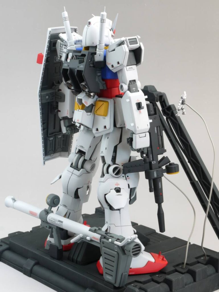 関節は残しているので動かせますが、ハッチ等が破損する可能性があるので直立を推奨します。カトキ画稿ではヒジの曲がる方向を体の前方に向けていますが、Ver.Kaガンと言えばこの向きかなと思っています。前腕やヒジのオープン加工をサボった訳ではありません…。