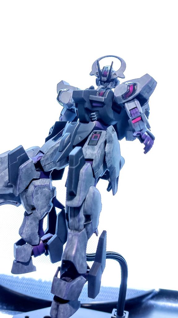 ボディのホワイト部分はニュートラルグレーのアクリルガッシュを使い、全体をドライブラシ手法で塗りました。あえて下地が見えてもいいイメージです。