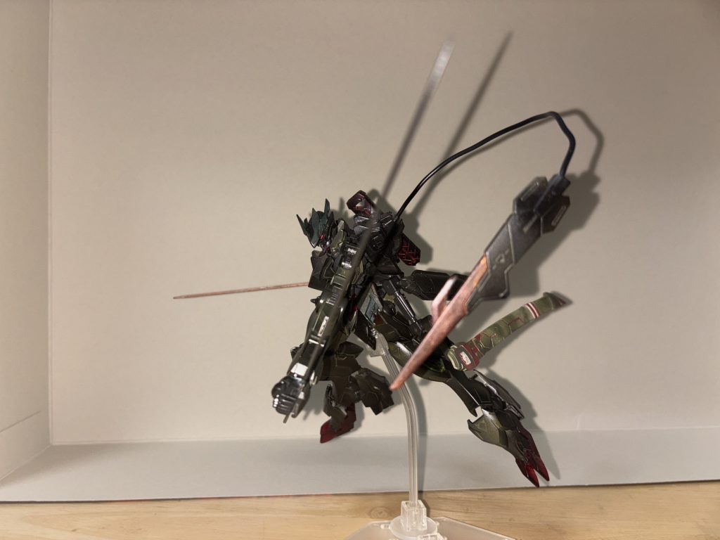 バルバトスがベースなだけあってダイナミックなポーズがとても似合います。