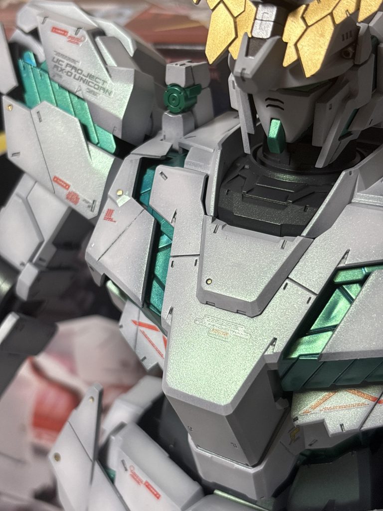 以外にパーツ多くて、ヤスリ掛けが大変でした💦そしてこの度は初めてのグラデーション塗装にチャレンジしてみましたが難しいですね😓所々白の塗装が丸く玉模様になってしまう💦練習が必要だと思います。仕上げのトップコートにパールコートにした事で角度によりますが、薄っすらとグリーンが見えて覚醒バージョンにはオススメしたい塗装ですね😁