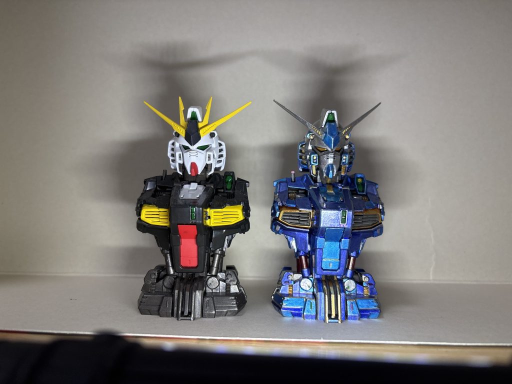 素体のνガンダムとの比較です。頭部アンテナが2本になるだけでかなり印象が変わります。