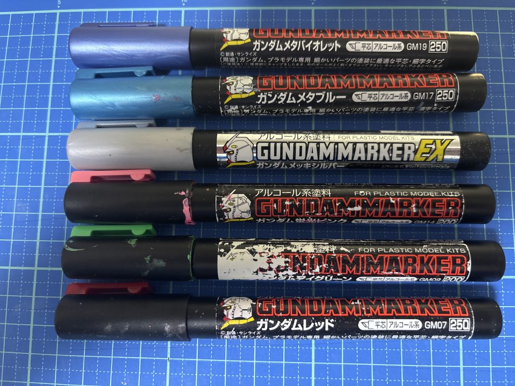 使用した塗料は写真のガンダムマーカー6色です。