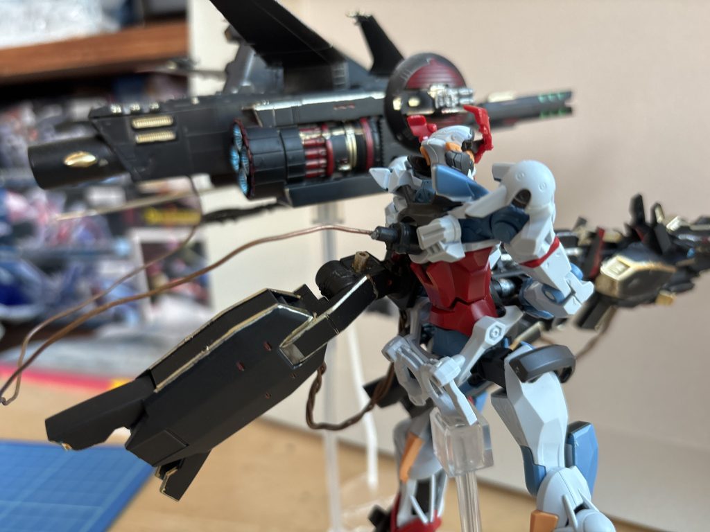 エヴァ要素も取り入れたかったのでエントリープラグみたくジークアクスの背部つけられるエネルギー共有ケーブルてきなものを作りました。「コアファイターを取り外した穴に挿してジークアクスのエネルギーを使う。」みたいな設定で取り付けました。