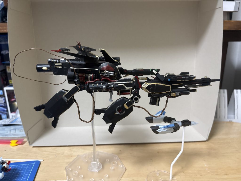 元のGアーマーとはカラーリングやデザインが全く違うことが逆にGQUUUUUUX版のGアーマーだと思ってくれたらうれしいです。今回黒をベースにしたんですがホワイトベースなこともあって黒船みたいに見えますね。