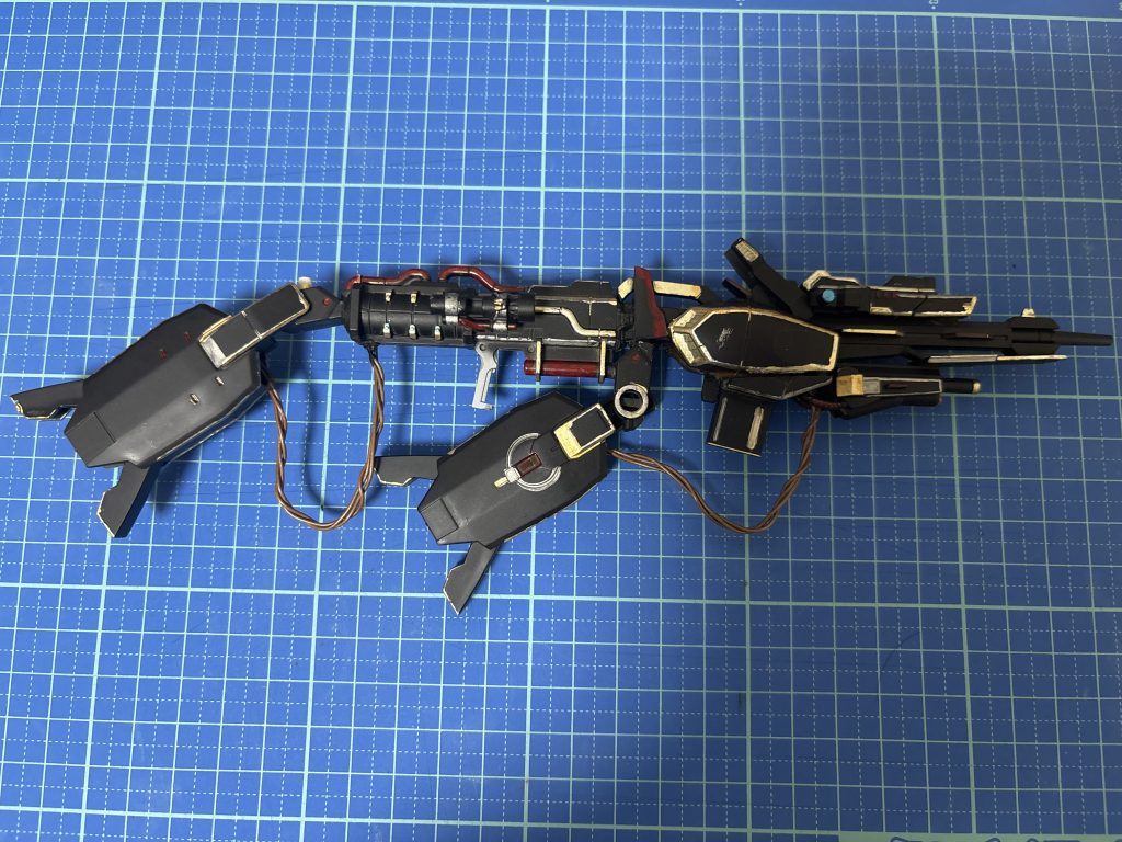 皆さん「なんだこれ？」と思ったであろうこのライフルはアメイジングストフリのライフルシナンジュのライフルスコープジム3ビームマスターの余剰パーツ鉄血msオプションパーツ2などを使ってます。ジークアクスが片手で持てないことやGアーマーにつけるとジョイントがへたれてしまうことにとても悩まされましたがなんとか形にできました。