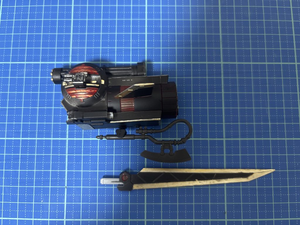 左側のスラスターにはジークアクス付属のヒートホークをつけられるようにしました。