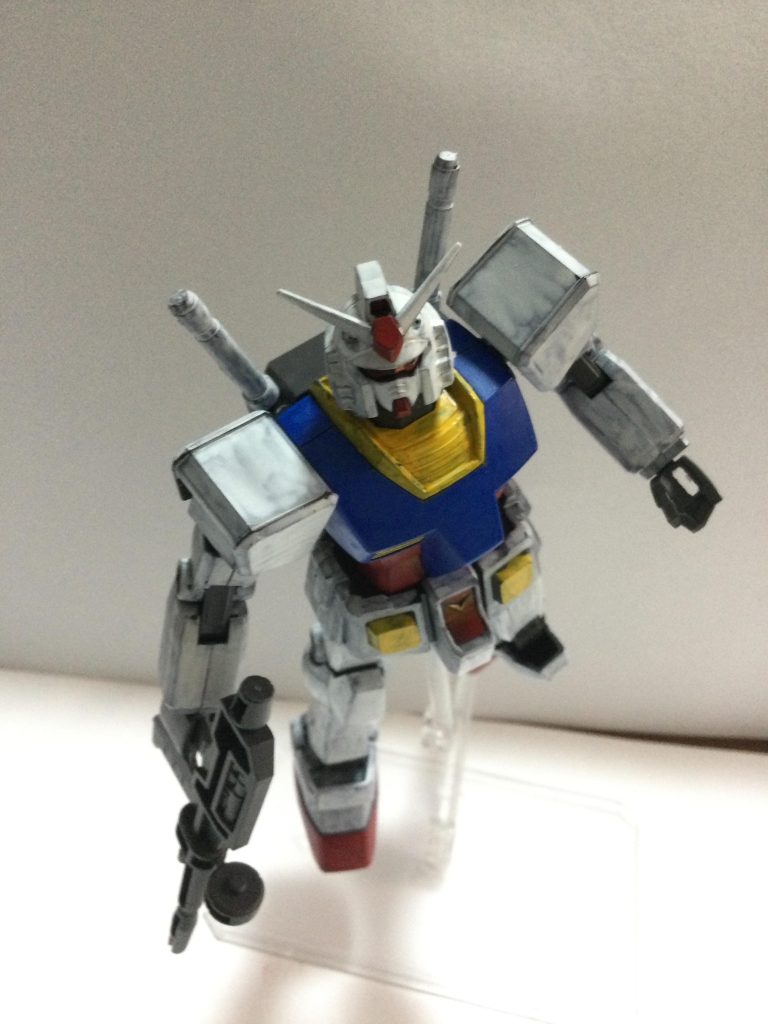 母からもらった組み立て体験会のエコプラを全塗装。塗装は、安心と信頼のガンダムマーカーです。塗りムラがひどいですが、逆にいい感じと言うことで、、、、(gundam-kao10)