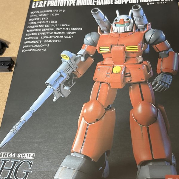 今年の目標であるV作戦の3機をウェザリング仕上げで完成させる計画2体目、ガンキャノンの製作にとりかかりました。ガンキャノンはrevive版がかっこいいんですが、私はrevive前の初期HG版のデザインにほっこりするオールドタイプなので、今回は２年前ガンダムベースで手に入れたエコプラを作りたいと思います。このガンキャノンこそが現在まで続くHGUCシリーズの映えあるNo.001。新ブランド立ち上げの一発目がガンダムじゃなくてガンキャノンっていうシリーズは後にも先にもコレだけなんじゃ無いでしょうか。当時のバンダイの漢気が伺えます。手始めに、膝関節の表面処理から取り掛かりました。パーツ数少ないので２週間弱を完成目標に頑張ります！（2枚目）