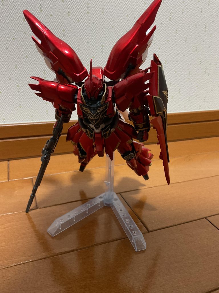 よくみるとエングレービングの塗装が汚いですね。色使いもゴールド使いすぎな気がします。もっと塗装上手くなりたいです。ガンダムマーカーで塗ったのと干渉するパーツが多いので塗装剥げが怖くてあまり動かせません。