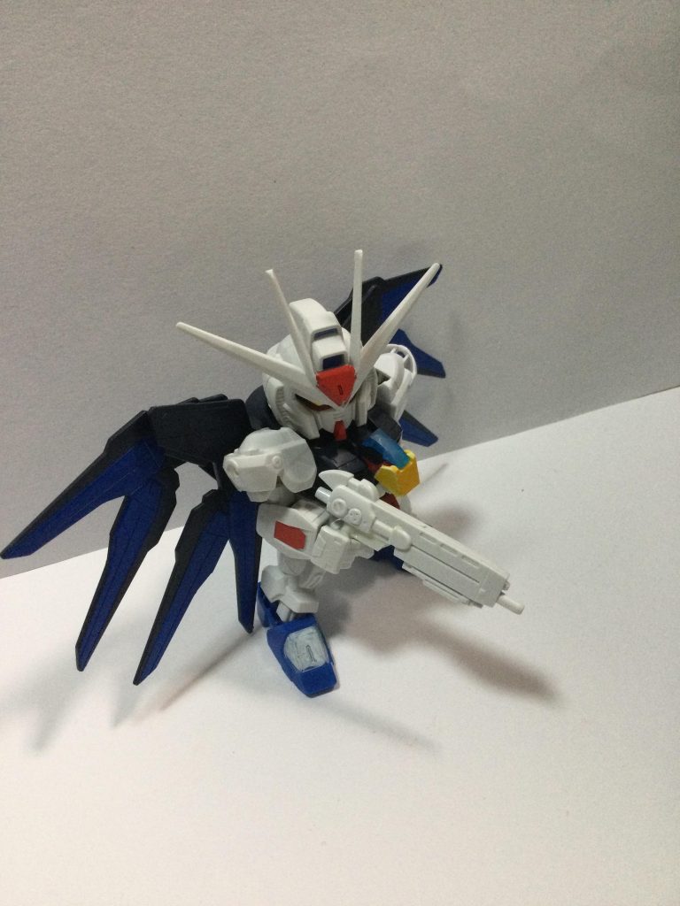 高エネルギービームライフル威力は高いが、センサー類が一切搭載されていないため、パイロットの技量が試される武装である。BB戦士のνのやつです。