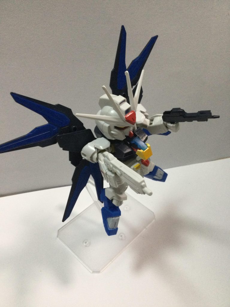 フルバースト！ちなみにこれ人生で初めて塗装した作品です。ガンダムマーカー買ってウッキウキで塗装したら、結構上手くいって、そこからはもう塗装楽しくて、めっちゃガンダムマーカー買ってます。ここからポージング！