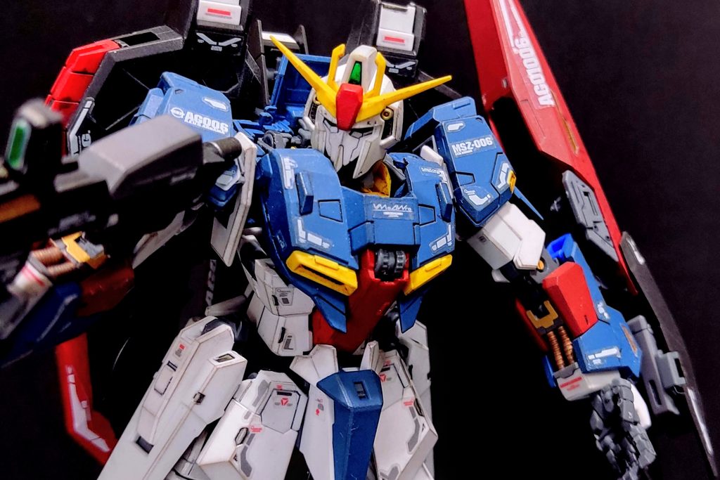 成形色のブルーとレッドが明るいと感じたので、暗めのトーンに塗りなおしました。写真にすると全然分からないのが残念です。