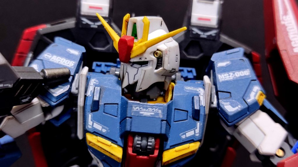 頭部アップ、さすがRGと言える情報量ですね!変形をさせると元に戻せなさそうなので、とりあえず保留です。