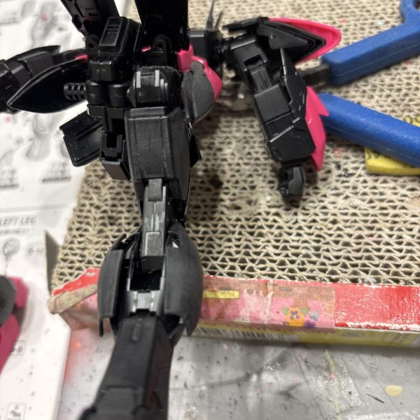 ウイングガンダムゼロEW パーツ分割多く、限られた時間でなんとかここまで進みました。「こんなに分割する必要ってあるの？」と思っていたのですが、この正座を見て考えを改めました。自然に正座をさせるために（変形のため？）ふくらはぎ裏面が間接を逃すために自然に開きます。（写真3枚目）ポロリもなくすごいです。まさにバンダイ脅威のメカニズム‼️（4枚目）