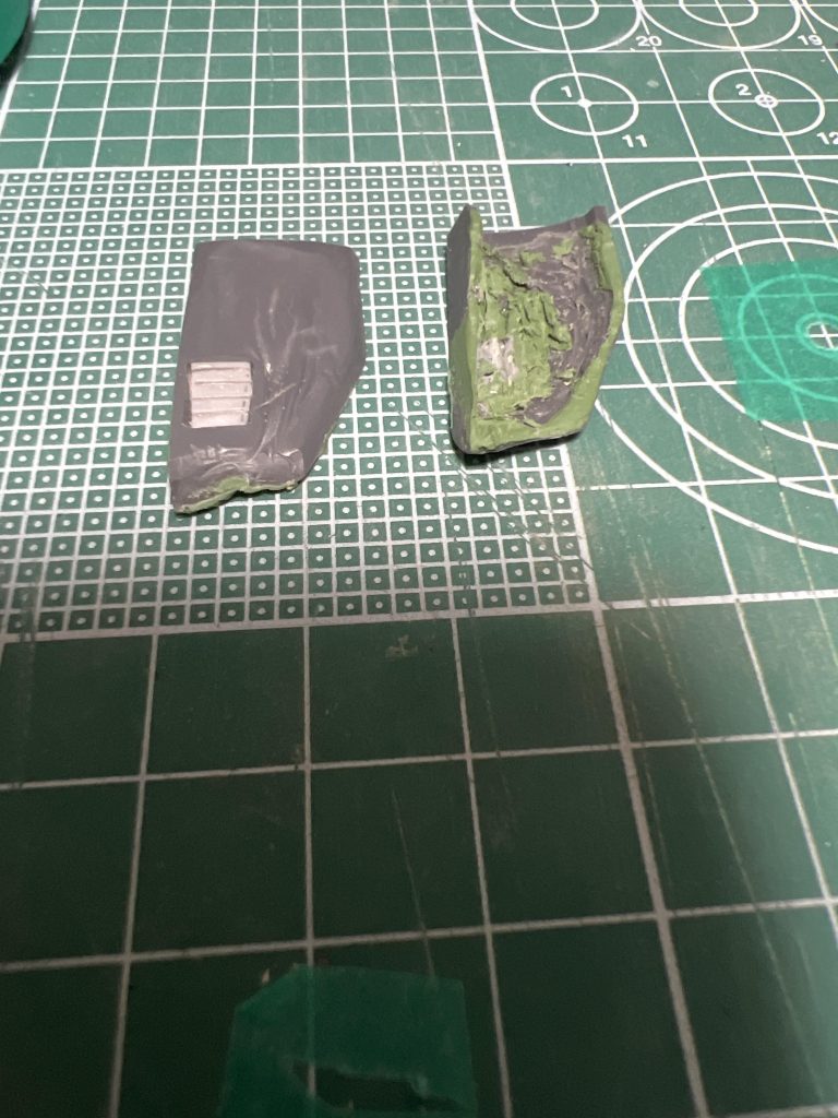 私の無知でやらかしたもの。グレージングパテ、薄塗りで使用するものでした。裏の肉抜きに持ったら、乾かないし、途中で本体プラがぷにぷにに柔らかくなる始末。修復不可と思い、切り落としてプラバンで作り直しました。