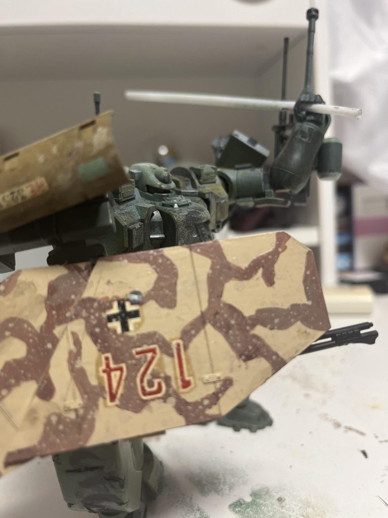 サイドスカートをカットしてはり、中にショットガンと対人用機関砲を装備