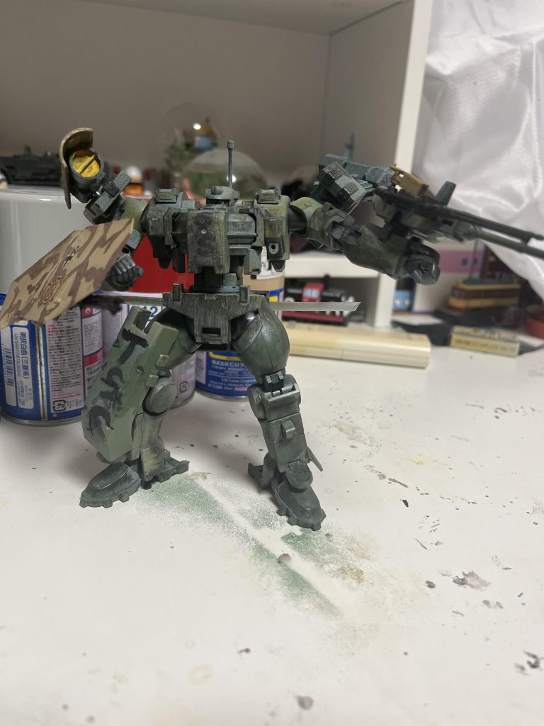 足の装甲は右足に移動したシールド右腕のシールドで全身を防御 