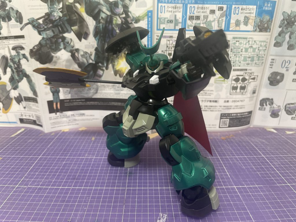ラウダ機は通常のディランザと同じ色だったので一部のパーツを艶消しブラックと灰緑色にして前髪いじり繋がりのガルマザク風の配色にしました!