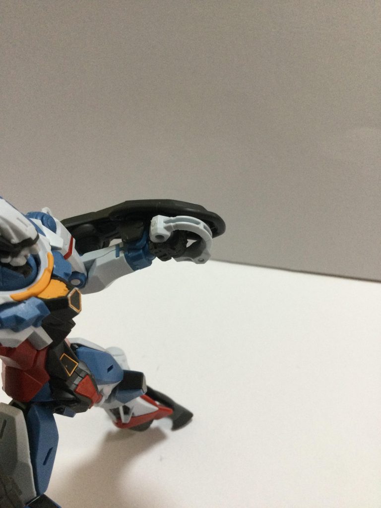 シールドはビームサーベルのグリップと一体化してると言う設定。なので、、、、