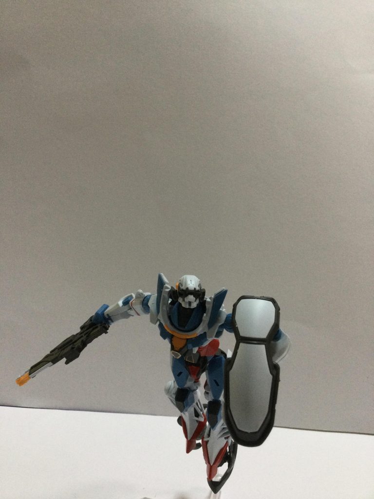 ジークアクスのライフルを装備して一枚。ジムがガンダムのビームライフル装備してるみたいに、量産機がワンオフ機の武器装備してるの大好きマン。