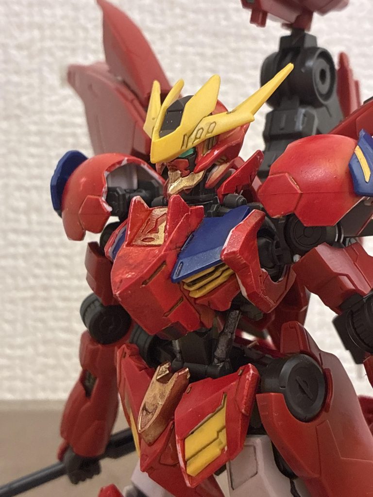 差し色の部分強調。赤に金って合いますね。