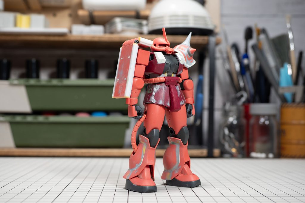 改修箇所は以下のとおり。・頭のモノアイ部を1mmほどカット・シールドの幅増し・スパイク肩のボリュームアップ・豊胸・スカート形状の改修・膝下の合わせ目消しと0.5mmほど縦にボリュームアップTV版準拠のスマートなプロポーションにちょっとアクセントを付けた程度です。