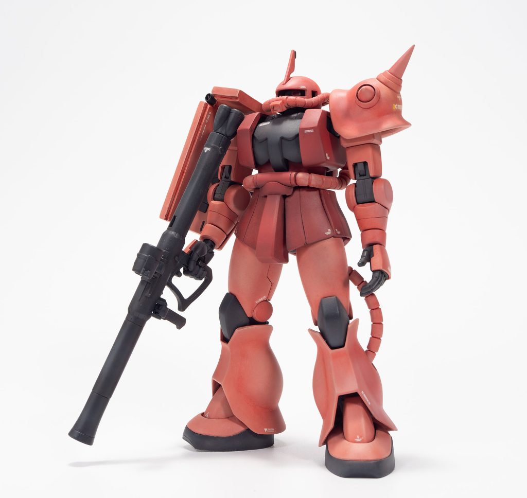 正面から改修は主に肩まわりですかね。膝下は旧キットのように分割線は全部消してみました。