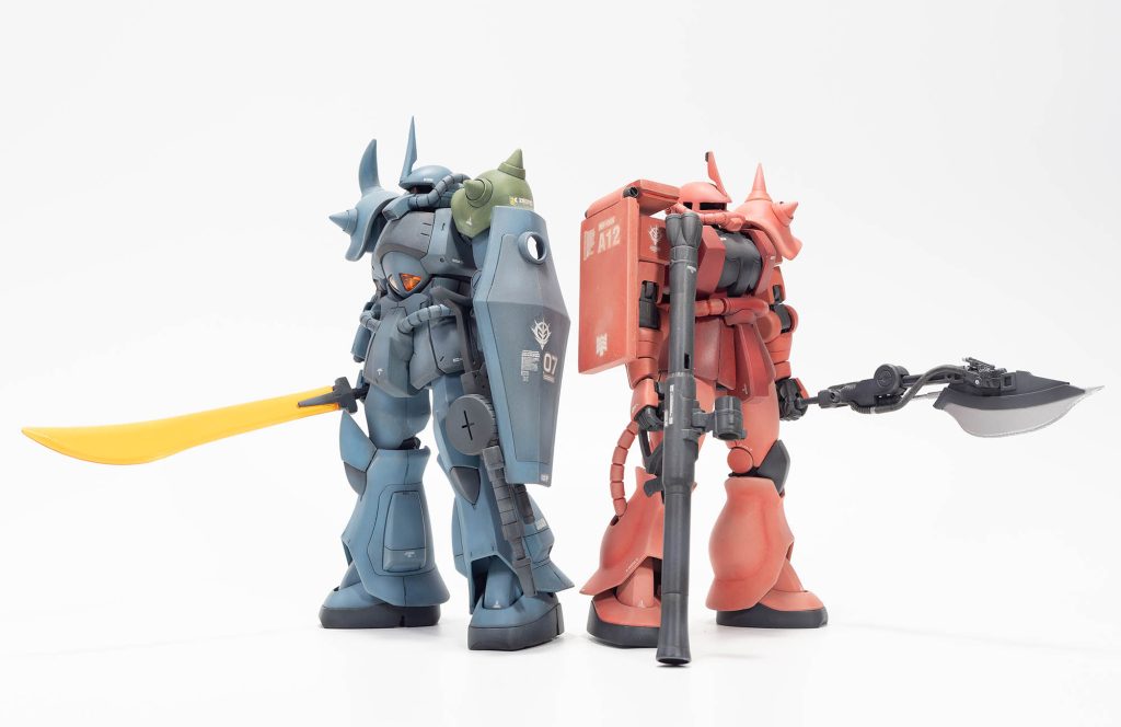 前作のグフとツーショット。制作者が意図していたかは不明ですが赤鬼青鬼みたいな感じですね。