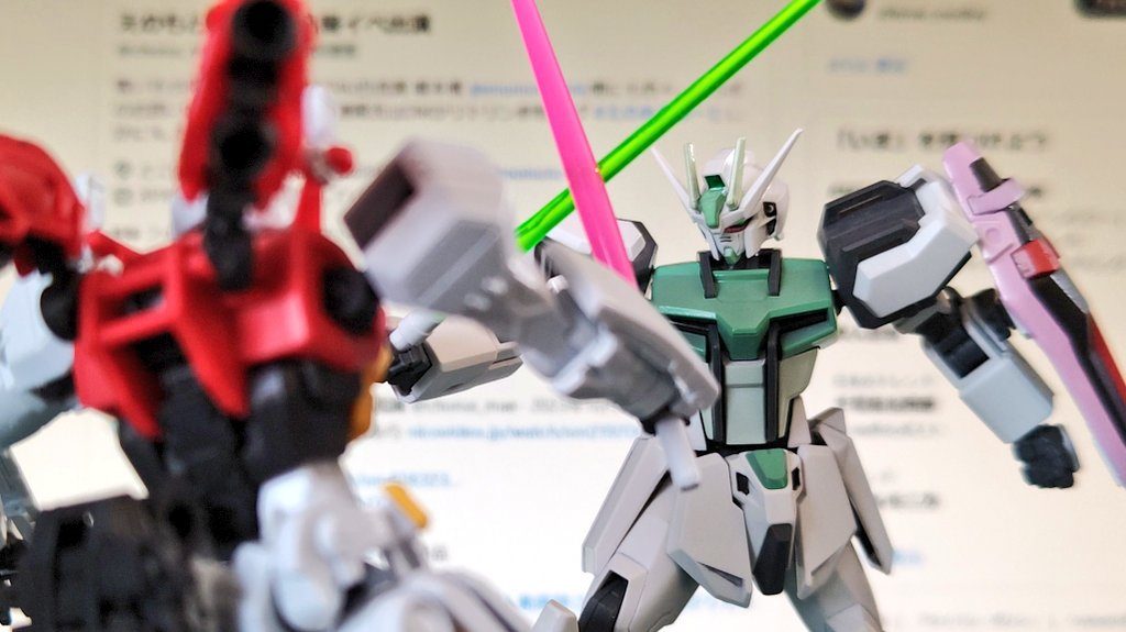 人妻ゲルググと鍔迫り合い。えのもとさんは早くジークアクスを見ろ。 